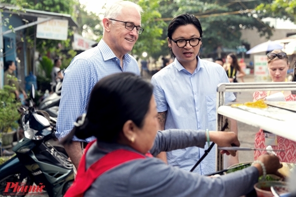 Thu tuong Uc thuong thuc banh mi via he Da Nang