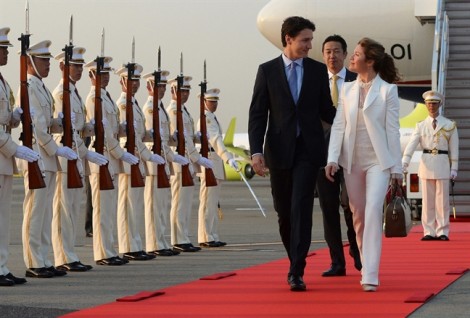 Thời trang đơn giản, đẹp 'ngất ngây' của vợ chồng Thủ tướng Canada Justin Trudeau