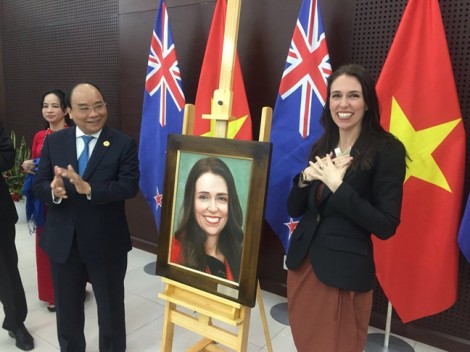 Nữ thủ tướng New Zealand bất ngờ với món quà từ Thủ tướng Nguyễn Xuân Phúc