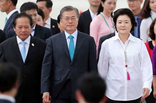 Phu nhân Tổng thống Hàn Quốc Moon Jae In giản dị, thanh lịch khi dự APEC 2017