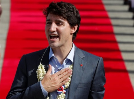 Thủ tướng Canada Trudeau ‘đốn tim’ người dân Manila khi mua gà chiên