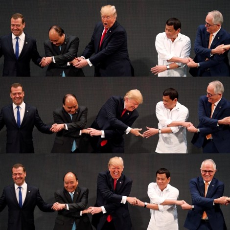 Tổng thống Trump lúng túng bắt tay 'kiểu ASEAN'