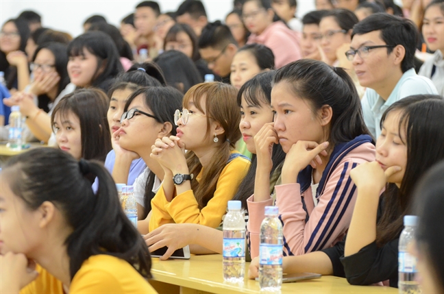 Bac si san tiec cho co gai tre bong lam me khi tuong lai dang rong mo