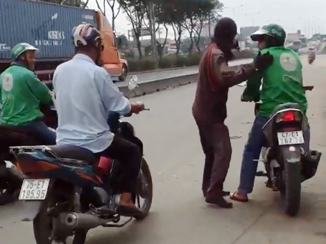 Tài xế xe ôm 'bắt' khách đi bộ vì dám đặt Grab trong 'lãnh địa'