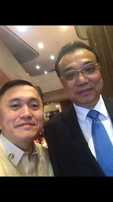 Tro ly Tong thong Philippines nghien ‘selfie’ cung cac chinh khach the gioi