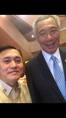 Tro ly Tong thong Philippines nghien ‘selfie’ cung cac chinh khach the gioi