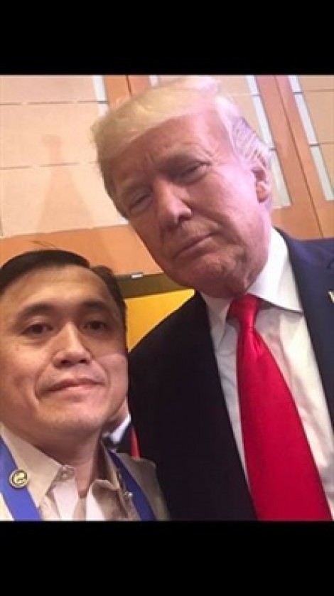 Trợ lý Tổng thống Philippines nghiện ‘selfie’ cùng các chính khách thế giới