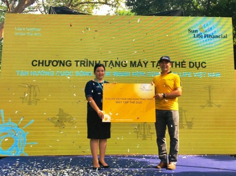 Sun Life Việt Nam tặng máy tập thể dục cho công viên Tao Đàn, giúp cộng đồng tận hưởng cuộc sống khỏe mạnh hơn