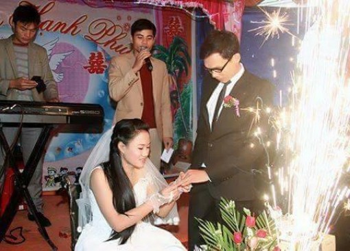 Chuyện tình của cô gái bại liệt và 'thầy giáo làng' bị hỏng một mắt: cuộc đời vẫn còn nhiều điều đẹp đến thế!