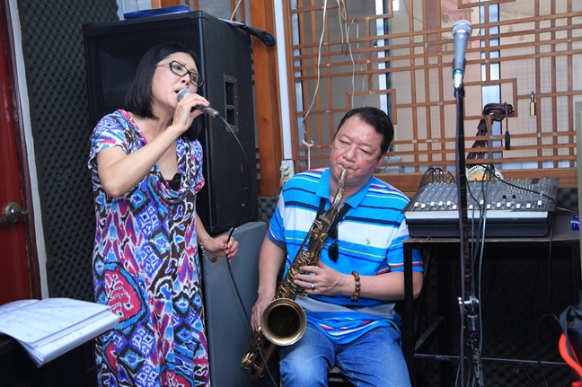 Ca si Hoa Mi - Saxophone Le Tan Quoc: Buon thuong mot khoi tinh dai