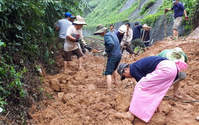 Deo Hai Van tiep tuc sat lo, 800 hanh khach di tau vat vo cho thong duong