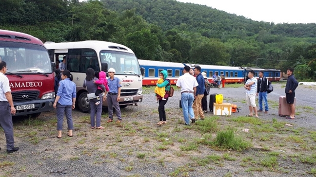 Deo Hai Van tiep tuc sat lo, 800 hanh khach di tau vat vo cho thong duong