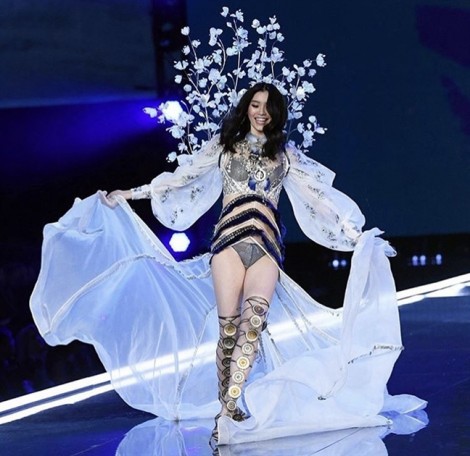 Chân dung người mẫu Trung Quốc trượt ngã trên sàn diễn Victoria's Secret Fashion Show 2017