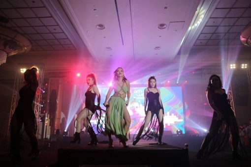 Bất chấp thời tiết xấu, Isaac, Thảo Trang vẫn cháy hết mình với loạt ca khúc remix