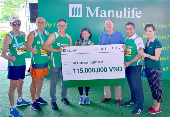 Manulife Viet Nam dong gop gan 700 trieu cho to chuc Nhip tim Viet Nam va dong hanh giai marathon quoc te TPHCM Techcombank 2017