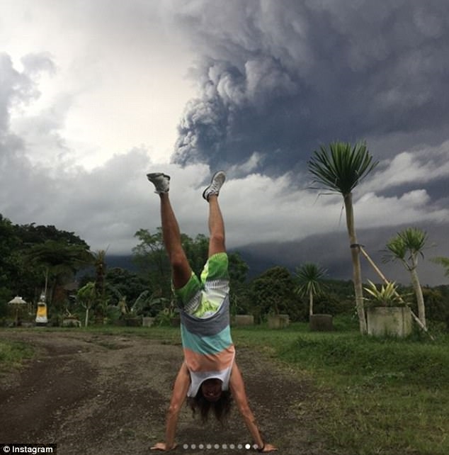 Tham hoa nui lua o Bali: Dan ban dia lo so, du khach tranh thu 'selfie'