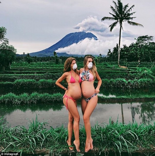 Tham hoa nui lua o Bali: Dan ban dia lo so, du khach tranh thu 'selfie'