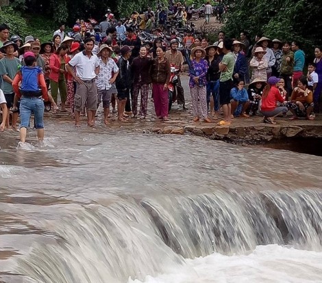 Hàng trăm người tìm kiếm trưởng thôn bị lũ cuốn trôi