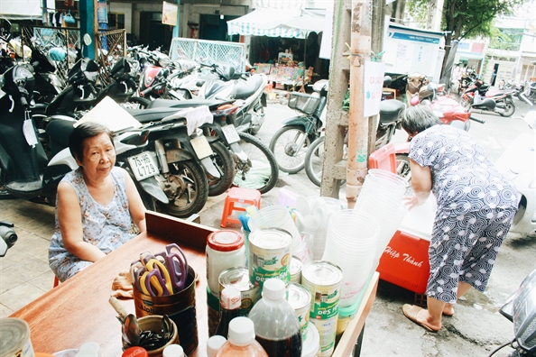 Nhung nguoi phu nu hon 20 nam ban doc nhat mon cacao banh mi