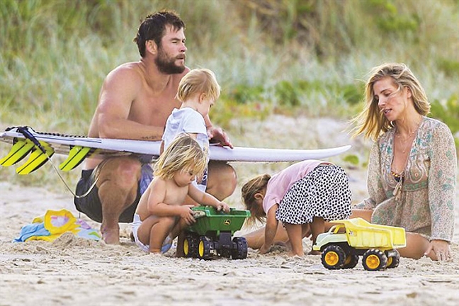 Chris Hemsworth - Elsa Pataky: Chuyen tinh dep cua chi va em