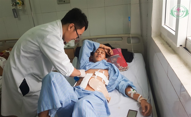 Bac si Viet cuu thanh nien nguoi Lao bi 9 vien dan gam vao bung