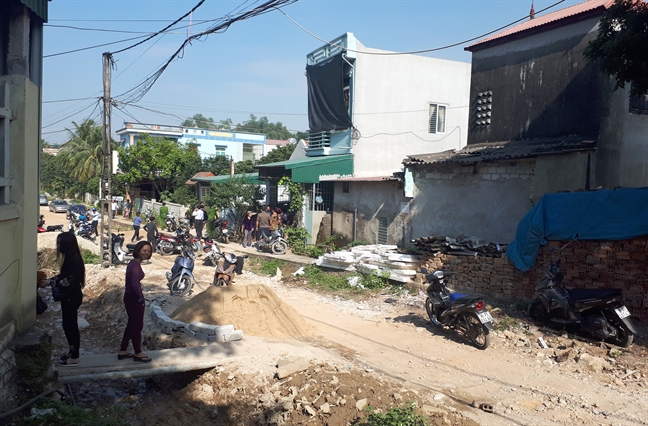 Vụ bé gái 20 ngay tuoi tu vong: Ba noi khai dánh roi cháu nọi khi vùa ãm vùa xem phim