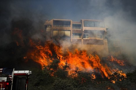 Cháy rừng dữ dội ở California: Hàng chục ngàn người tháo chạy khỏi 'Hỏa ngục'