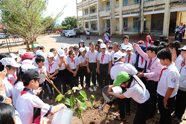 Caravan doanh nhan: 30 o to dua ‘y thuc’ moi truong ve nong thon