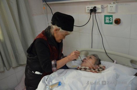 Con gái bệnh nặng không ai chăm, mẹ già 77 tuổi dốc hết sức tàn đổi sự sống cho con