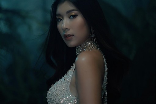 'Nữ thần' 14 tuổi xuất hiện trong show diễn của Chung Thanh Phong
