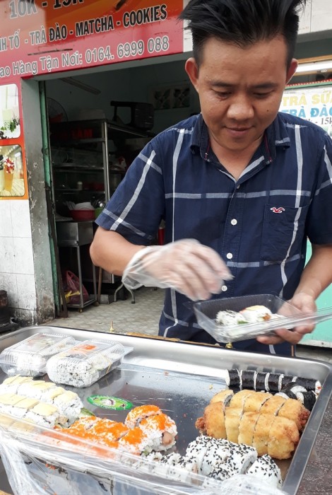 Dùng thực phẩm trước cổng trường, coi chừng ngộ độc mạn tính