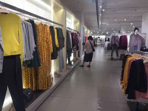 Thời trang hàng hiệu giảm giá mùa Giáng sinh: Mua ngay hay chờ đợi?