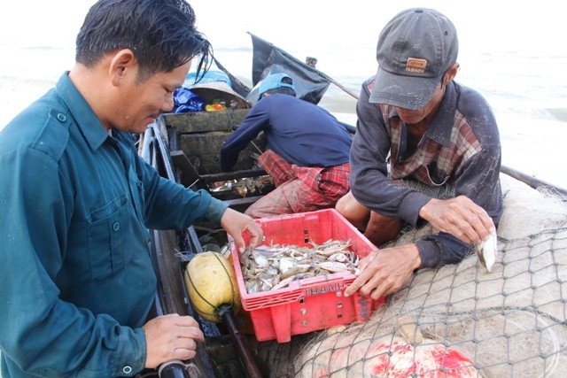 Ngu dan Hue kiem tien trieu nho trung dam 'loc bien'