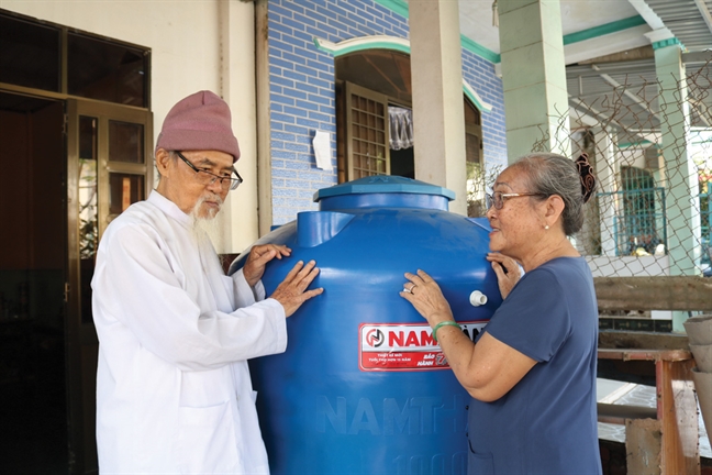 Cong an khieng bon nuoc den tan nha tang nguoi dan xa dao