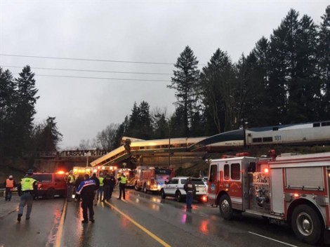 Mỹ: Hiện trường thảm khốc vụ tàu Amtrak trật bánh gây thương vong lớn