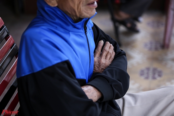 Sai Gon gia lanh, nguoi dan dot lua suoi am ben duong