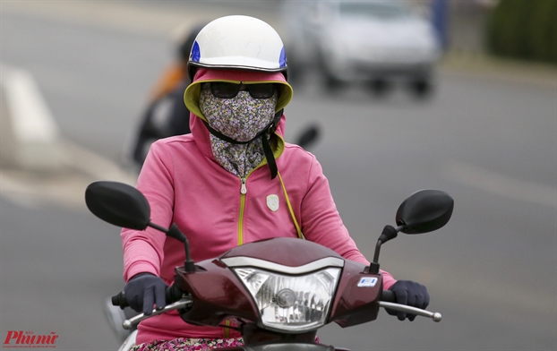 Sai Gon gia lanh, nguoi dan dot lua suoi am ben duong