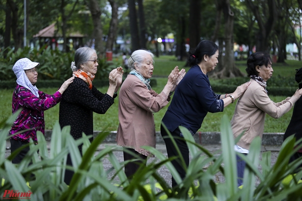 Sai Gon gia lanh, nguoi dan dot lua suoi am ben duong