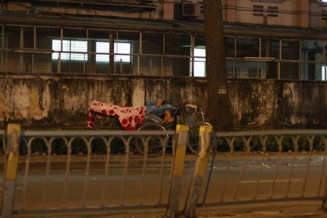 Người vô gia cư co ro chống chọi cái lạnh đêm Sài Gòn