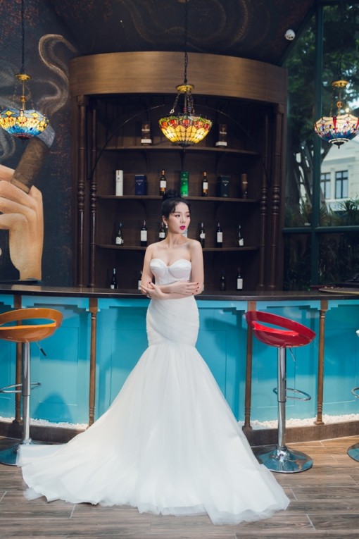 Lệ Quyên trẻ trung với những mẫu cưới hiện đại và quyến rũ