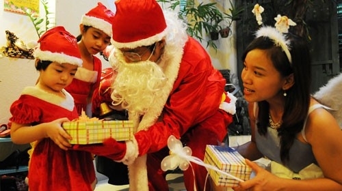 Cùng chào đón ông già Noel và những món quà đầy tràn yêu thương cho các bé. Hãy cùng nhìn vào hình ảnh để cảm nhận niềm vui của các em trong ngày Giáng sinh đặc biệt này.