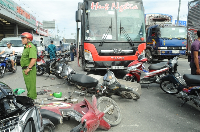 Nhièu nguòi thoát chét khi xe khach lao vào hàng loat xe may dùng dèn dỏ