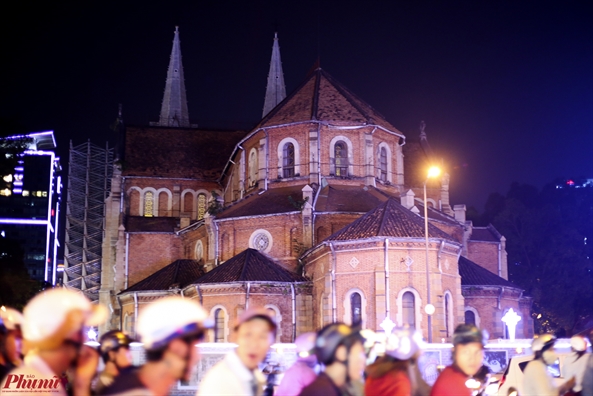 Hang ngan nguoi do ra duong don Noel o Sai Gon