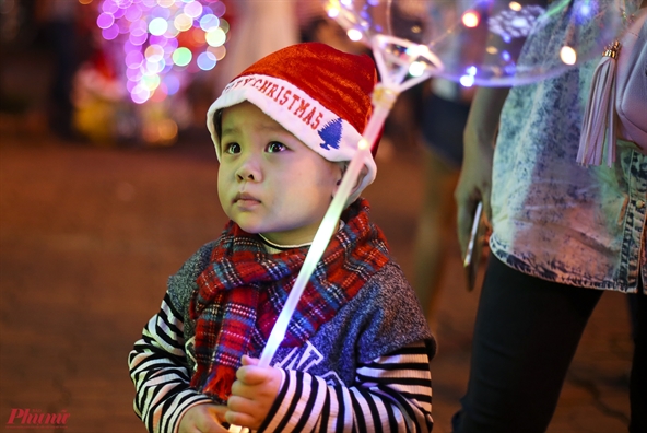 Hang ngan nguoi do ra duong don Noel o Sai Gon