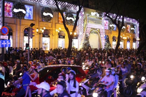 Hàng ngàn người đổ ra đường đón Noel ở Sài Gòn