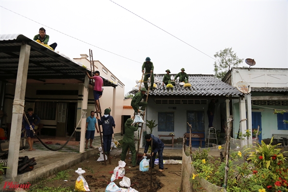 Hang chuc ngan ho dan Soc Trang khan truong chen chong nha cua truoc bao so 16 (Tembin)