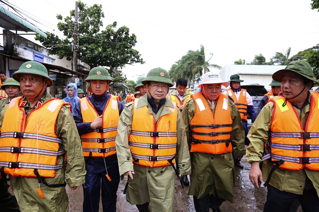 Pho Thu Tuong Trinh Dinh Dung truc tiep chi dao phong chong bao so 16 (Tembin)