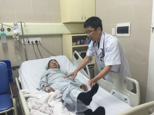 Trời rét đậm kéo dài, cụ bà liệt nửa người, không nói được