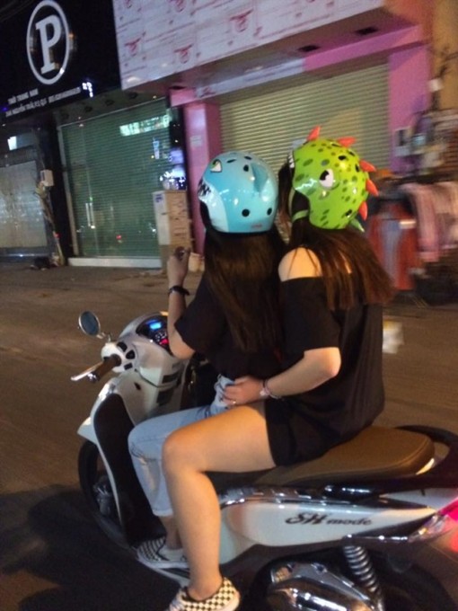 Muôn kiểu trang phục ngày bão ở Sài Gòn