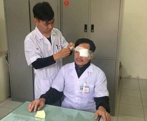 Bác sĩ cấp cứu 115 bị người nhà bệnh nhân đánh gãy sống mũi